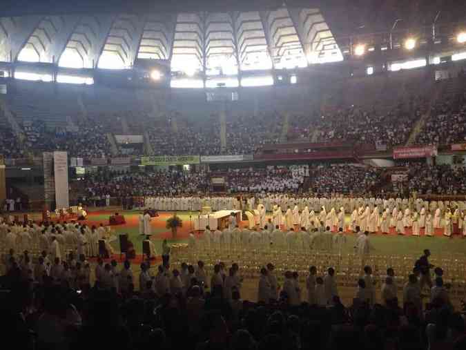 Cerca de 20 mil fiis lotaram o Mineirinho, na Pampulha, na manh desta quinta-feira na Missa da Unidade celebrada pelo Arcebispo Metropolitano de Belo Horizonte, dom Walmor Oliveira de Azevedo. A celebrao comemora a unio de sacerdotes e ministros com a igreja e conta com a presena de todos presbteros da Arquidiocese da capital. Eles que renovam o seu compromisso de servir a Deus. Nessa missa, tambm so abenoados os leos que sero usados nas celebraes de sacramentos como o crisma, o leo dos catecmenos e o leo para os enfermos.Guilherme Paranaba/EM DA Press