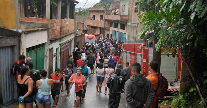 Desabamento e mortes causaram comoo entre os moradores da Vila Ideal, na cidade de Grande BH, na tarde de ontem(foto: FOTOS ALEXANDRE GUZANSHE/EM/D.A PRESS)