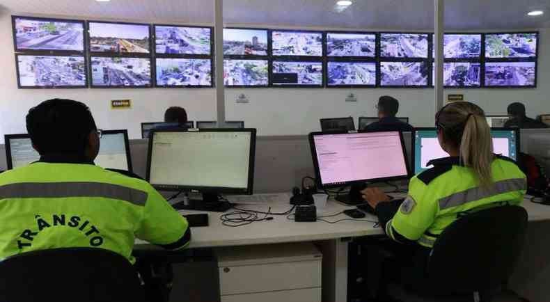 Centro de Vigilncia de trnsito que usa a tecnologia Mob Surveillance