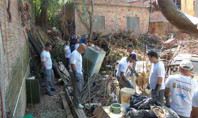 Equipe retira materiais acumulados em quintal da casa de idoso, em Venda Nova (foto: Gercom-VN/Divulgacao)