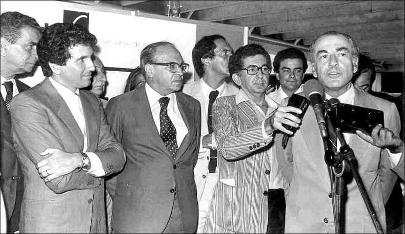 Francisco Santos (primeiro  esquerda) escuta discurso de Brizola, na 11 Couromoda, no Riocentro, em 1984