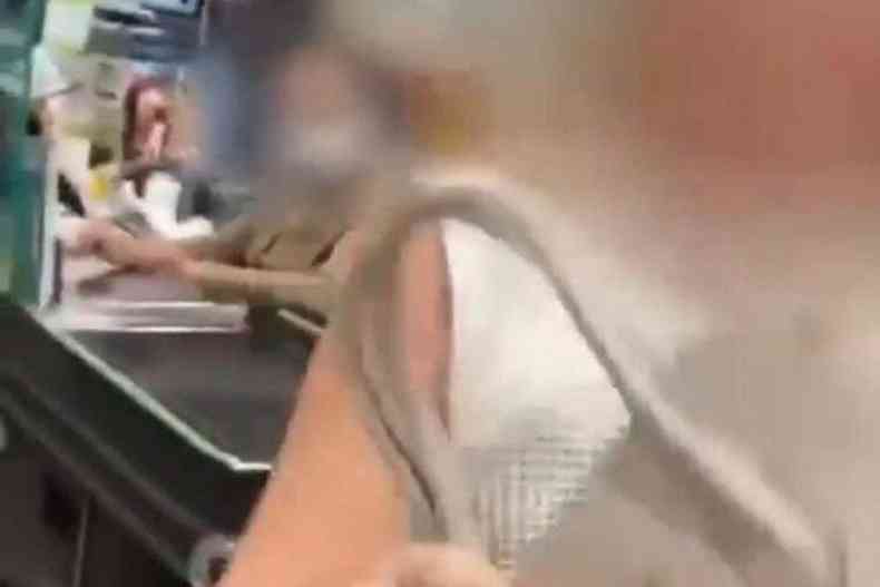 Reprodução de vídeo mostra momento que mulher dá bolsada em outra cliente do supermercado