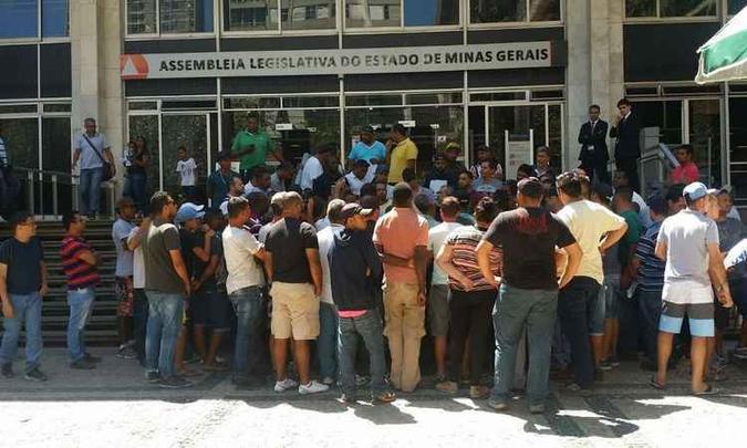 Grupo se concentrou em frente a portaria da Assembleia Legislativa de Minas Gerais, na tentativa de conversar com algum parlamentar(foto: Edésio Ferreira: EM/DA Press) Grupo se concentrou em frente a portaria da Assembleia Legislativa de Minas Gerais, na tentativa de conversar com algum parlamentar(foto: Edésio Ferreira: EM/DA Press)