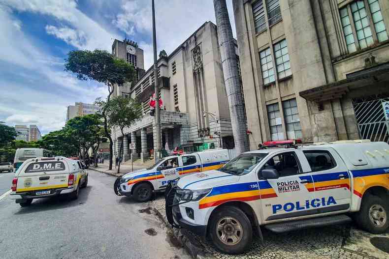 Efetivos da PM e da Guarda Municipal reforaram a entrada da prefeitura na avenida Afonso Pena, na manh desta segunda-feira