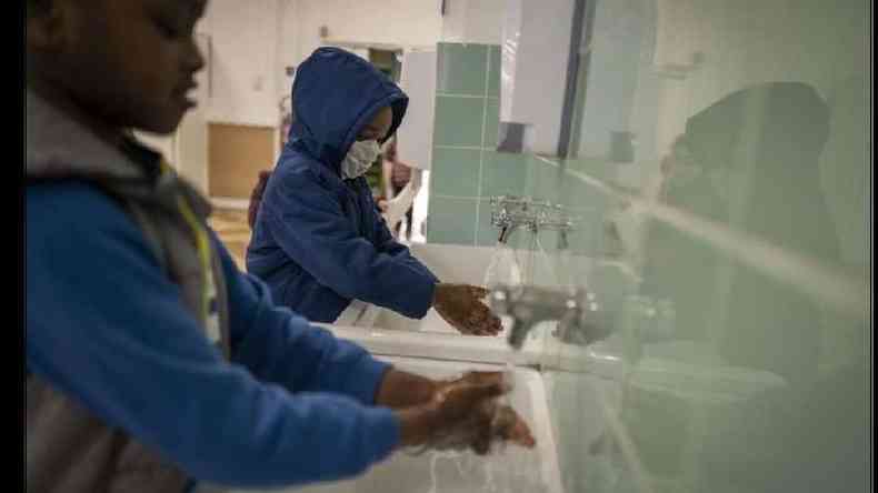 Alunos lavando as mos na Frana; algumas escolas voltaram a ser fechadas temporariamente aps surgirem novos casos de covid-19(foto: Getty Images)