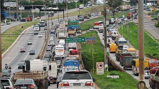 Tr�nsito no Anel Rodovi�rio � um dos principais gargalos da capital mineira(foto: Jair Amaral/EM/D.A Press)