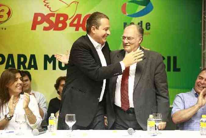 Encontro entre Eduardo Campos e Roberto Freire demonstrou a unidade entre as duas legendas(foto: Bernardo Dantas/DP/D.A Press)