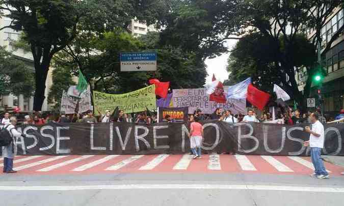 Manifestantes ocupam as duas pistas da Afonso Pena e a PM negocia a liberao(foto: Rodrigo Melo/D.A.Press)