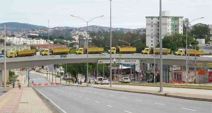 Teste de carga no Viaduto Montese, na Avenida Pedro I(foto: Gladyston Rodrigues/EM/D.A.Press)