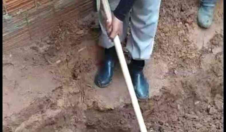 O corpo foi desenterrado depois de investigao da polcia(foto: Whatsapp/Divulgao)