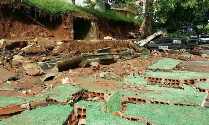 Estrutura do muro que pertence à Academia de Polícia Militar ficou completamente destruída e parte dos entulhos ficaram sobre um carro(foto: Paulo Filgueiras/EM/D.A PRESS) Estrutura do muro que pertence à Academia de Polícia Militar ficou completamente destruída e parte dos entulhos ficaram sobre um carro(foto: Paulo Filgueiras/EM/D.A PRESS)