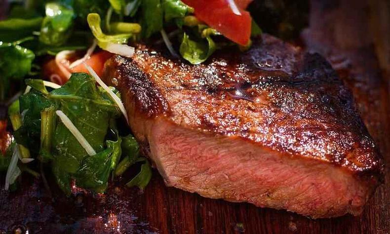 (foto: Wikimedia commons/reprodução) Foto ilustrativa de um bife suculento sobre tábua