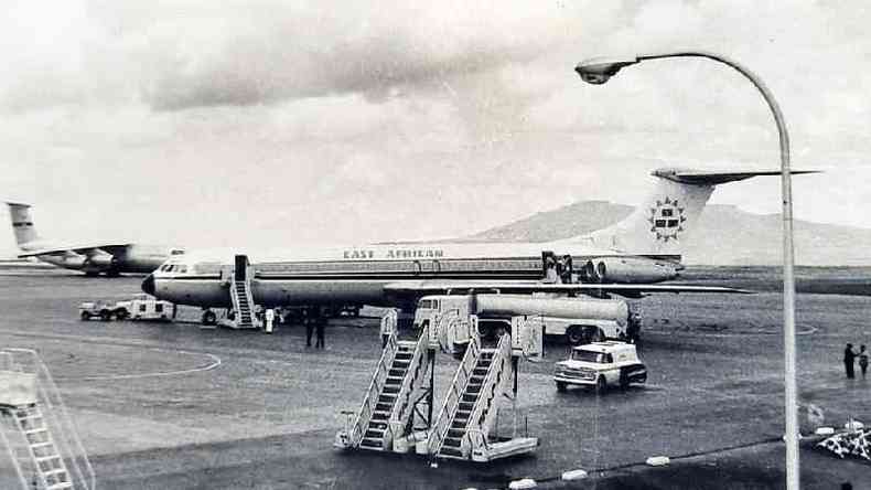 Passageiros entram pela porta traseira do East African Airlines VC10 no aeroporto de Adis Abeba, em 18 de abril de 1972