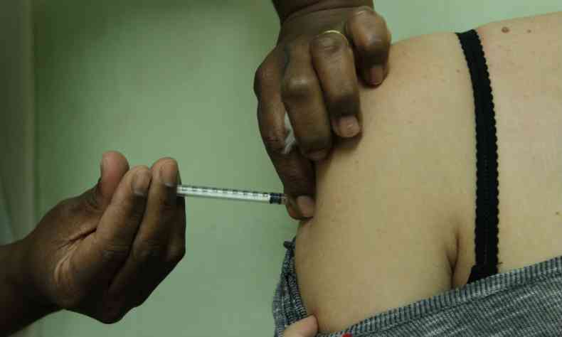 Vacinao continua nas unidades de sade do SUS(foto: Jair Amaral/EM/D.A Press)