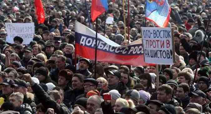 Manifestantes pr-Russia pedem interferncia do pas na regio da Crimeia(foto: AFP)