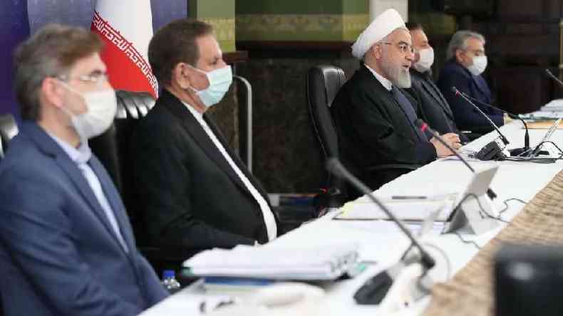 Autoridades do Ir, incluindo o presidente Hassan Rouhani, se encontram para debate pandemia(foto: Getty Images)
