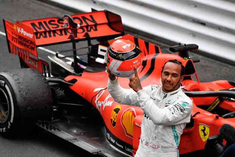 Vencedor do GP de Mnaco e lder do campeonato, Lewis Hamilton correu com o capacete homenageando o tricampeo mundial Niki Lauda