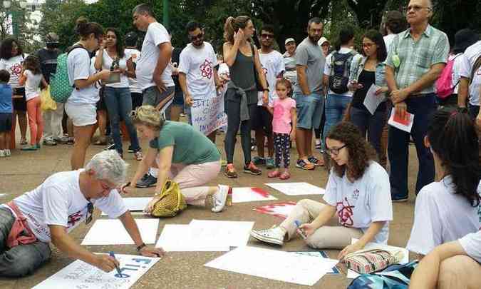 Cerca de 100 pessoas se concentraram na Praa da Liberdade (foto: Paulo Filgueiras/EM/D.A Press)