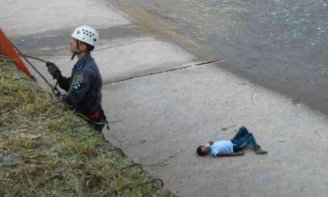 Vtima foi encontrada deitada dentro do rio; na sequncia foi retirada pelo Corpo de Bombeiros(foto: Paulo Filgueiras/EM/D.A Press)