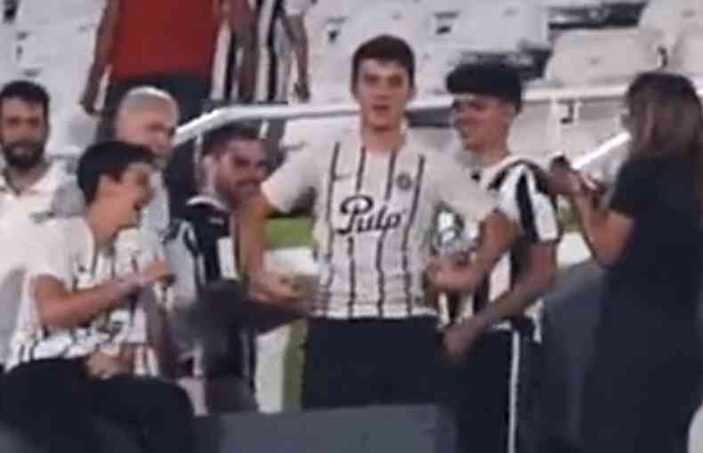 Torcedor paraguaio imita macaco para goleiro do Galo