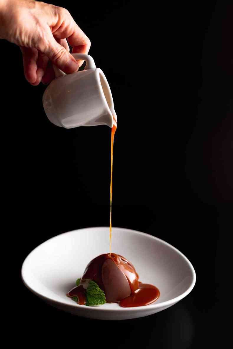 Esfera de chocolate recheada com creme de cupuaçu e calda quente de caramelo (D'artagnan Bistrô)(foto: Débora Gabrich/Divulgação)