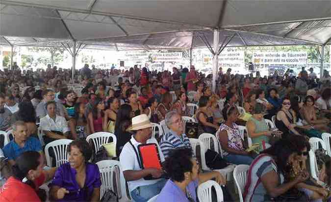 Os trabalhadores se reuniram hoje na praa para assembleia e votaram os itens da pauta de reivindicaes(foto: Sindibel/Divulgao)