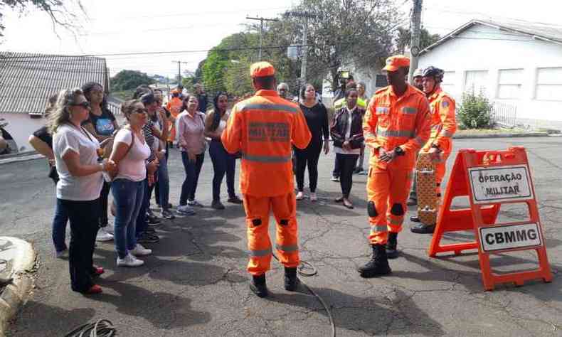 Atividade organizada por prefeitura e Corpo de Bombeiros reuniu voluntrios de diversos ncleos(foto: Divulgao/Defesa Civil de BH)