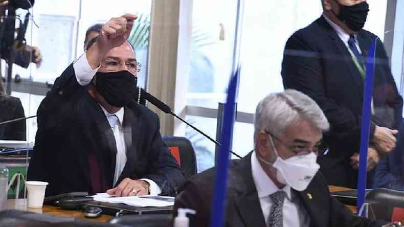 Senador governista Fernando Bezerra Coelho ( esq) discutiu com o depoente Luis Miranda(foto: Ag Senado)