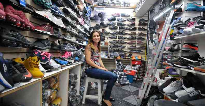 A comerciante Nina Maria comprou mais sapatos e tnis do que em 2018, com o sentimento de que o comrcio no ficar pior do que est(foto: Alexandre Guzanshe/EM/D.A Press)