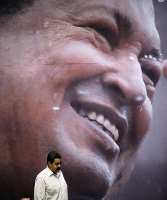 Maduro já havia dito que Chávez apareceu para ele na forma de um pequeno pássaro e voou em torno de sua cabeça(foto: JUAN BARRETO / AFP) Maduro já havia dito que Chávez apareceu para ele na forma de um pequeno pássaro e voou em torno de sua cabeça(foto: JUAN BARRETO / AFP)