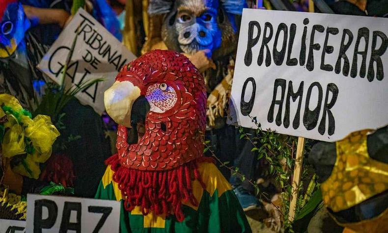 Obra da mineira Rivane Neuenschwander, em exposio individual em Portugal, mostra arara e cartazes