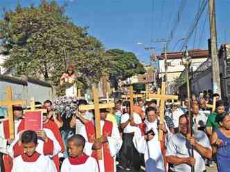 Homens levaram cruzes, e mulheres, imagem de Nossa Senhora das Dores, em praa de Montes Claros (foto: Luiz Ribeiro/EM/D.A Press)