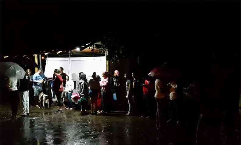 Moradores de Macacos precisaram ser evacuados às pressas, durante a noite(foto: Mateus Parreiras/EM/D.A.Press)