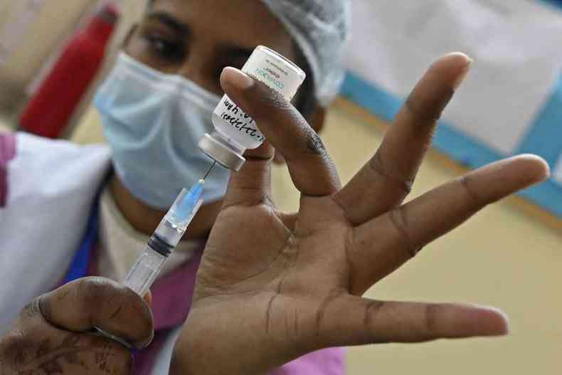 Caso acelerasse o ritmo vacinal para um milhão de pessoas por dia, o Brasil poderia poupar mais de 190 mil vidas em um ano.(foto: Sajjad HUSSAIN / AFP)