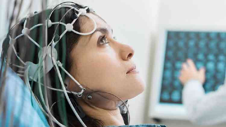 Mulher com vrios fios conectados na cabea %u2014eletroencefalograma do crebro