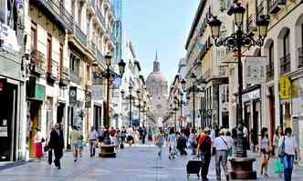 Ao caminhar pelos ruas de Zaragoza, principalmente na Calle Alfonso, o turista se depara com arquitetura ecltica dos prdios bem conservados