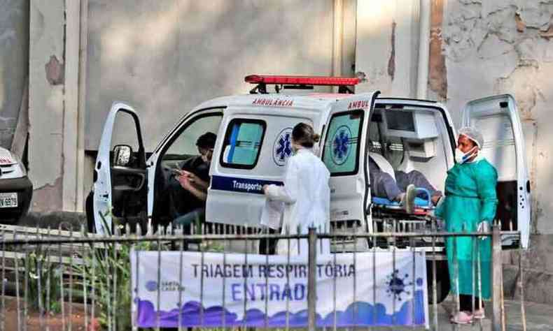 Movimento em hospital de BH para recebimento de pacientes com suspeita de COVID-19(foto: Tlio Santos/EM/D.A Press)