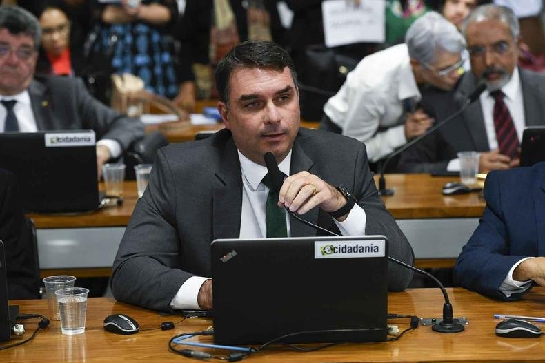 Fl�vio Bolsonaro no senado falando ao microfone 