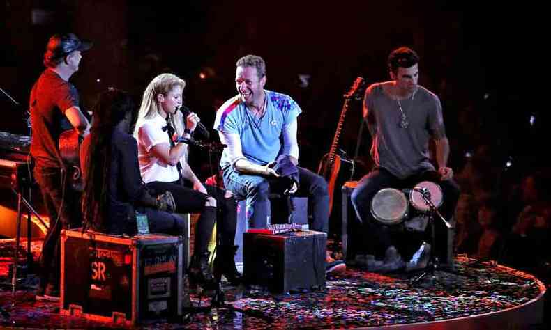Shakira, Chris Martin e Coldplay confirmaram presena no show de hoje(foto: Ronny Hartmann/AFP %u2013 6/7/17)