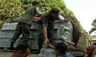Militares do Exrcito so responsveis pela distribuio da gua(foto: TV Alterosa/Reproduo)