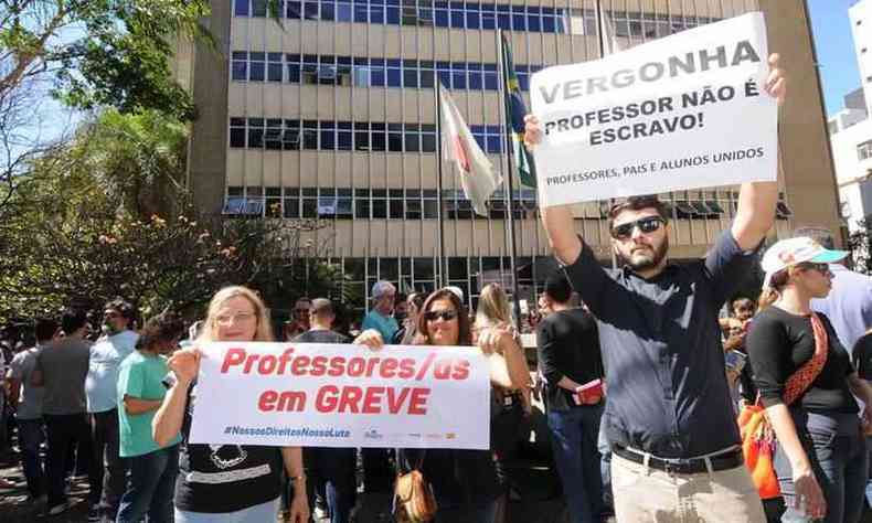 Mais cedo, categoria se reuniu em frente ao Tribunal Regional do Trabalho, na Avenida Getlio Vargas(foto: Beto Novaes/ EM/ D.A Press)