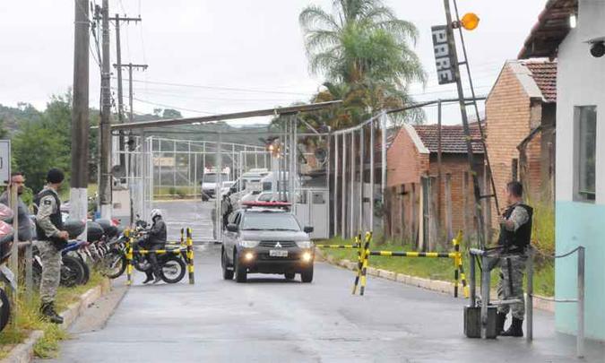 Movimentação na Nelson Hungria: a operação na penitenciária começou às 5h30. Seap garante que a ação não foi resposta à tensão do fim de semana (foto: Paulo Filgueiras/EM/DA Press ) Movimentação na Nelson Hungria: a operação na penitenciária começou às 5h30. Seap garante que a ação não foi resposta à tensão do fim de semana (foto: Paulo Filgueiras/EM/DA Press )
