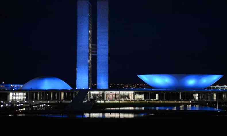 Congresso Nacional iluminado com a luz azul