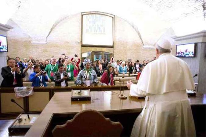 Também ontem, o papa Francisco, em um encontro em Roma, pediu aos movimentos populares que continuem a lutar pela defesa dos excluídos no mundo (foto: (Osservatore Romano/Reuters)) Também ontem, o papa Francisco, em um encontro em Roma, pediu aos movimentos populares que continuem a lutar pela defesa dos excluídos no mundo (foto: (Osservatore Romano/Reuters))