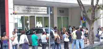 Fila de eleitores na porta do TRE-MG: em Minas e em Belo Horizonte as mulheres tambm so maioria (foto: Beto Magalhes/EM/D.A Press - 14/4/11)