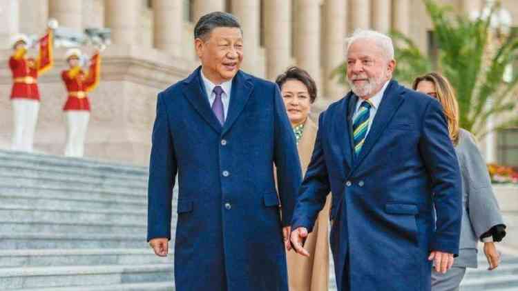 Lula caminha com Xi Jinping 