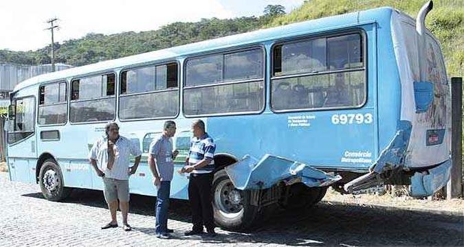 Coletivo envolvido em acidente nesta manh� em Betim (foto: Moises Silva/EM DA Press)