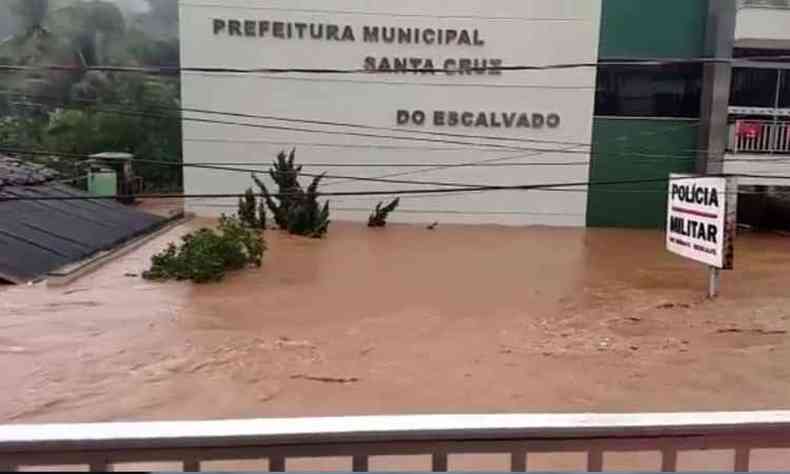 Santa Cruz do Escalvado  uma das cidades mais castigadas por inundaes na Zona da Mata(foto: Facebook/Reproduo da Internet/Portal Capara)