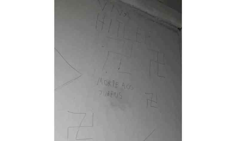 Escrito e desenhos foram feitos no banheiro do bloco 2 da unidade da Uemg em Divinpolis