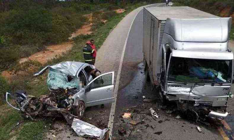 Carro bateu em um caminho na ltima quinta-feira em Curral de Dentro, Norte de Minas Gerais(foto: Corpo de Bombeiros/Divulgao)